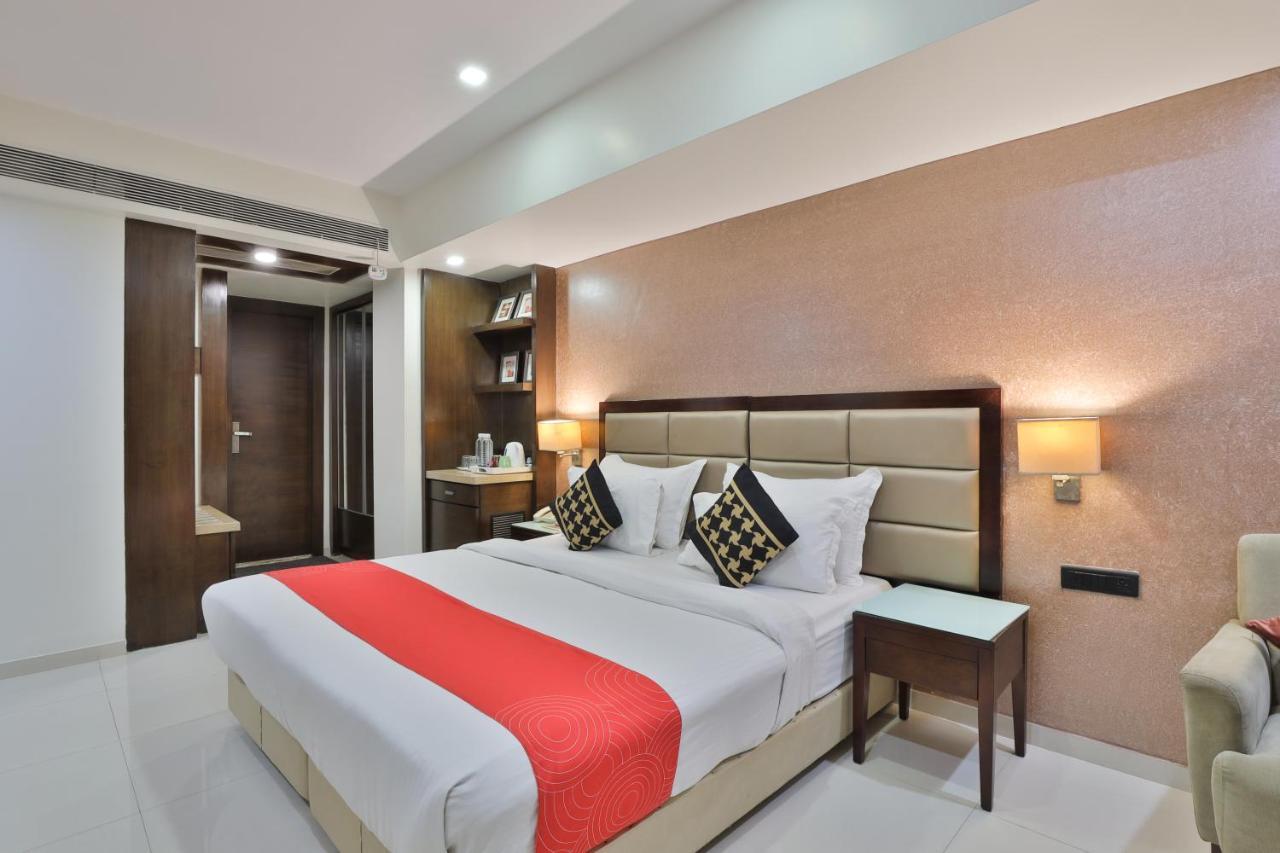 Krios Hotel - Near Sg Highway, 아흐메다바드 외부 사진