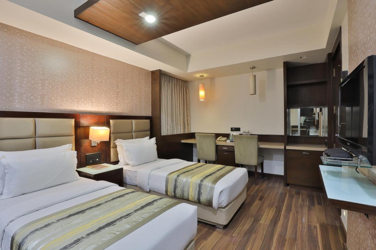 Krios Hotel - Near Sg Highway, 아흐메다바드 외부 사진