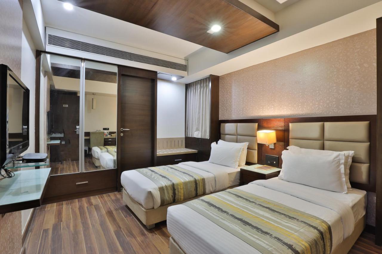 Krios Hotel - Near Sg Highway, 아흐메다바드 외부 사진
