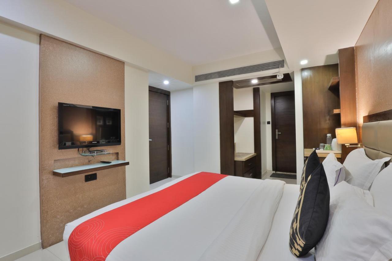 Krios Hotel - Near Sg Highway, 아흐메다바드 외부 사진