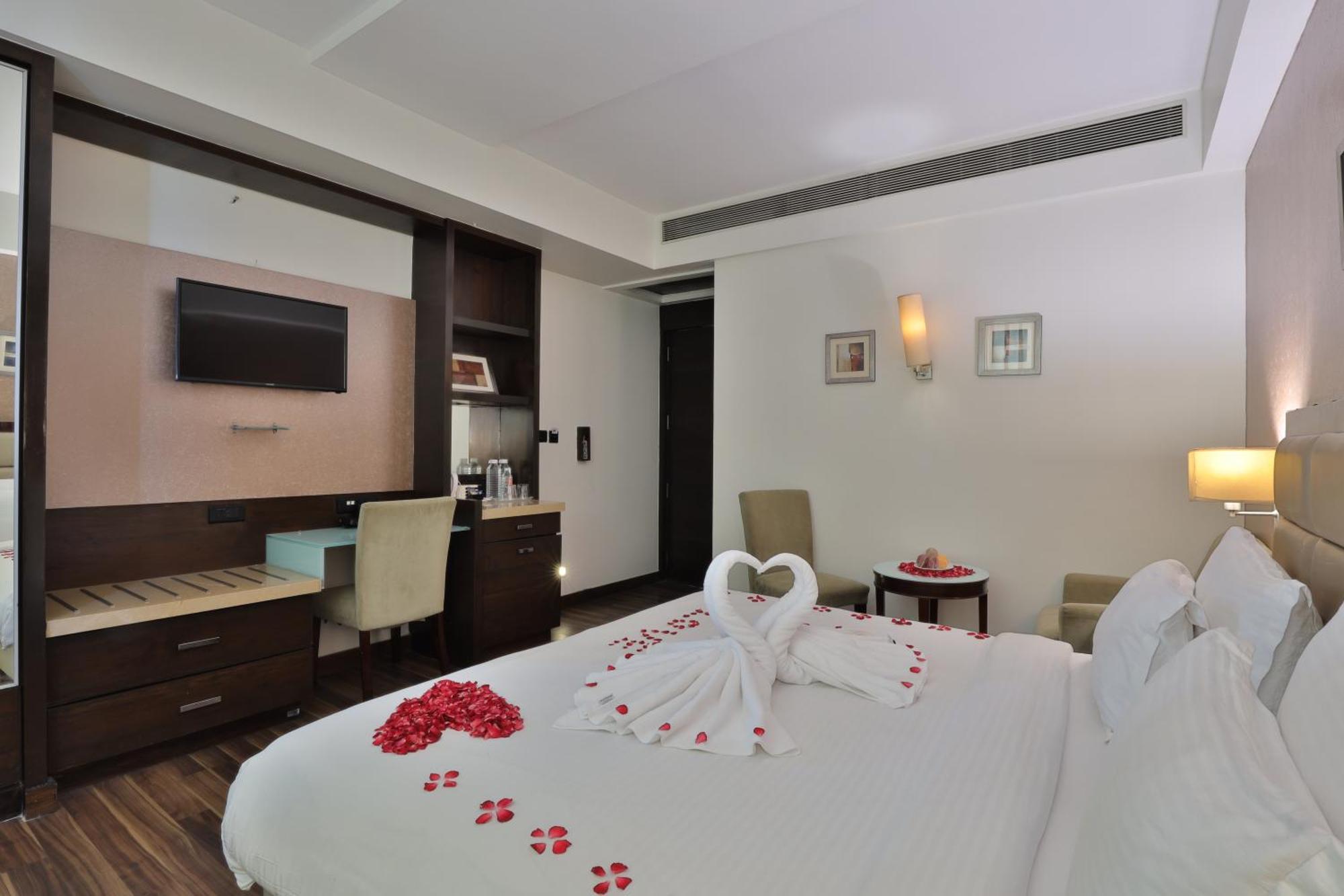 Krios Hotel - Near Sg Highway, 아흐메다바드 외부 사진