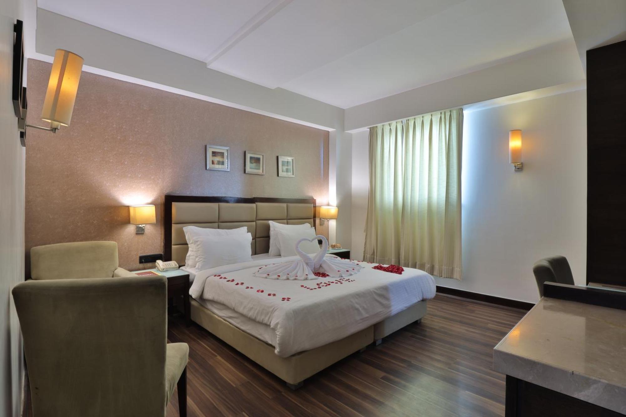 Krios Hotel - Near Sg Highway, 아흐메다바드 외부 사진