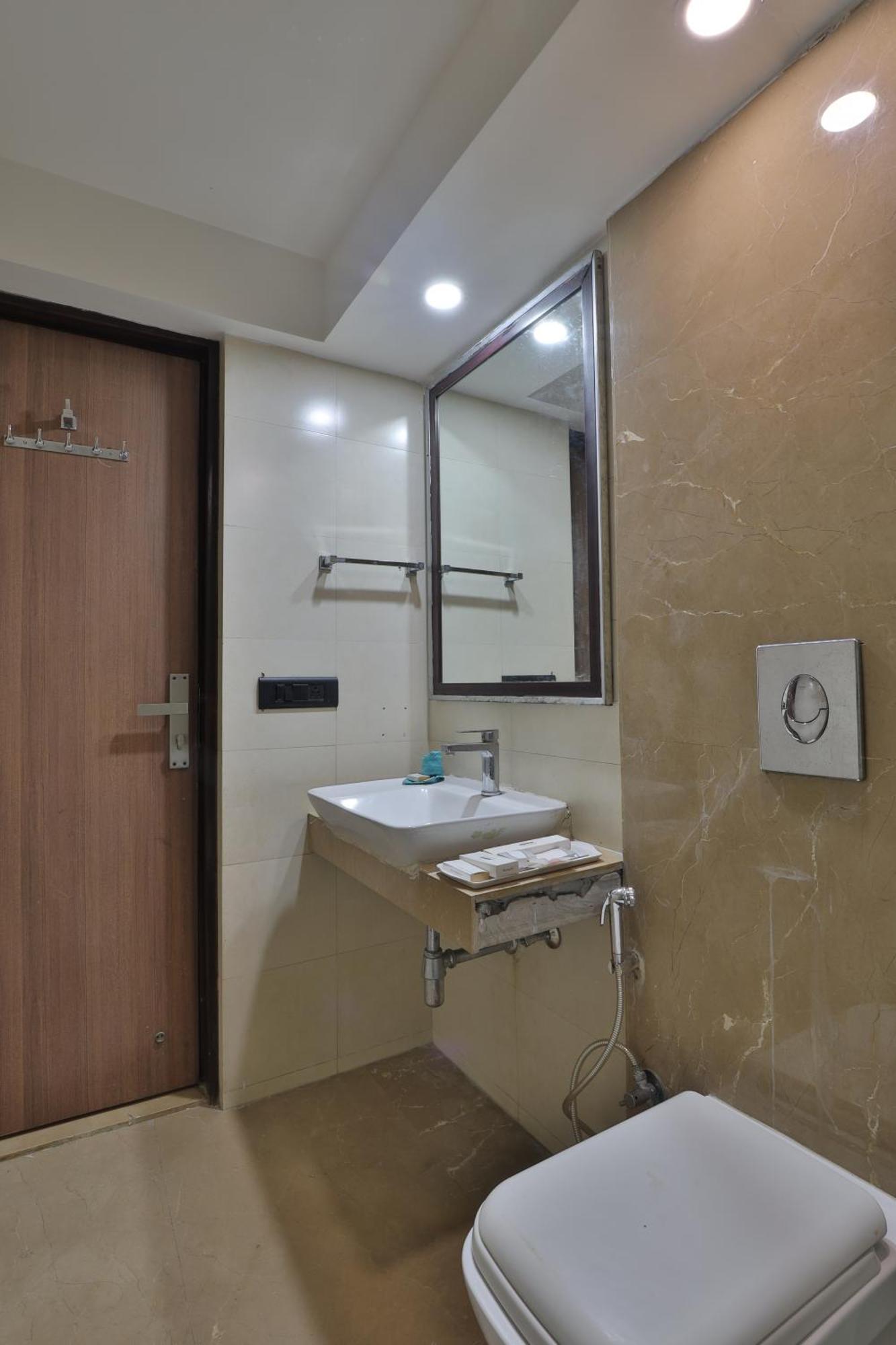 Krios Hotel - Near Sg Highway, 아흐메다바드 외부 사진