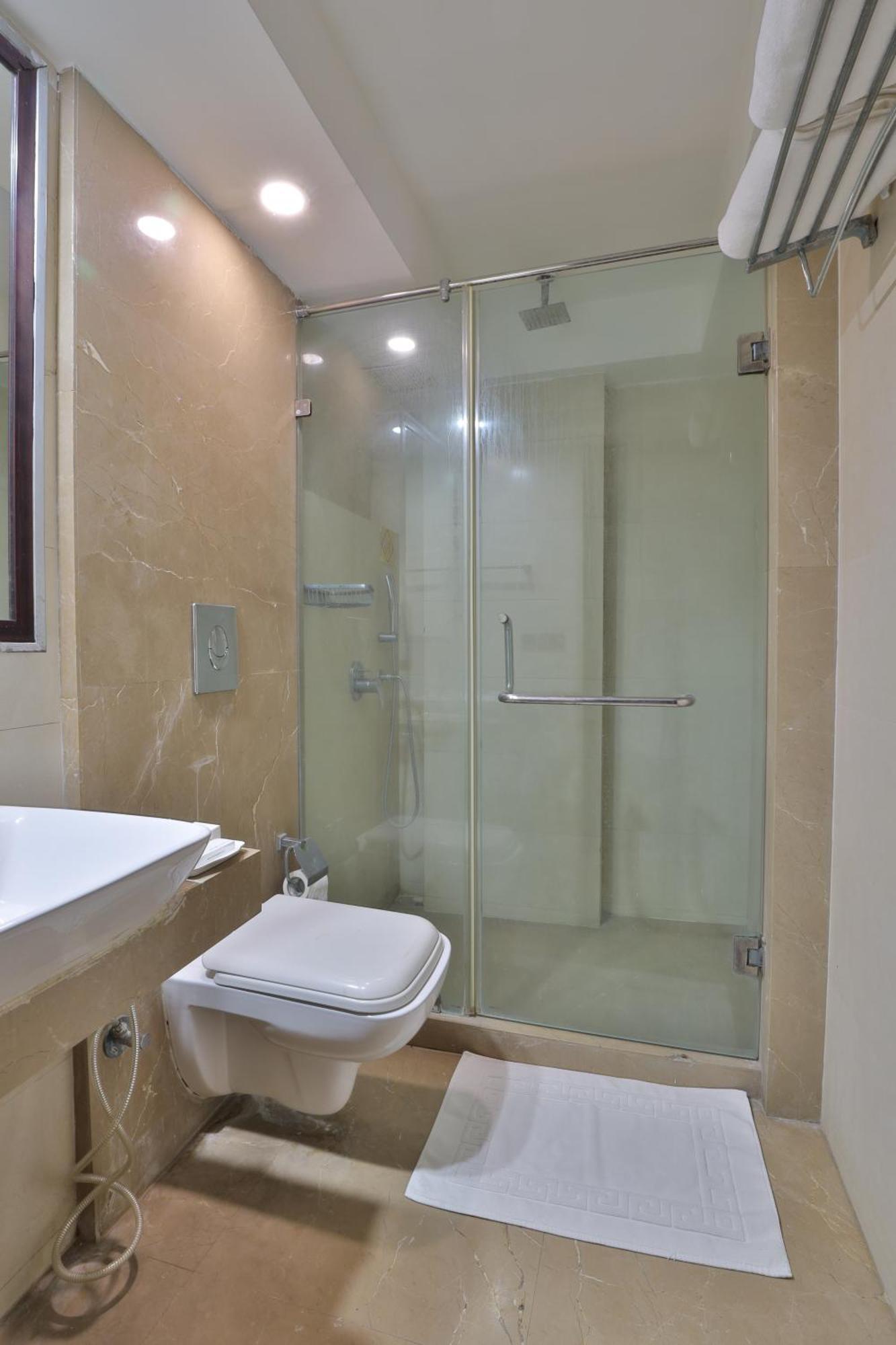 Krios Hotel - Near Sg Highway, 아흐메다바드 외부 사진