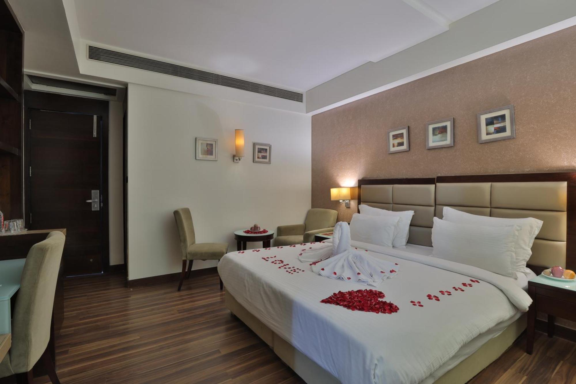 Krios Hotel - Near Sg Highway, 아흐메다바드 외부 사진