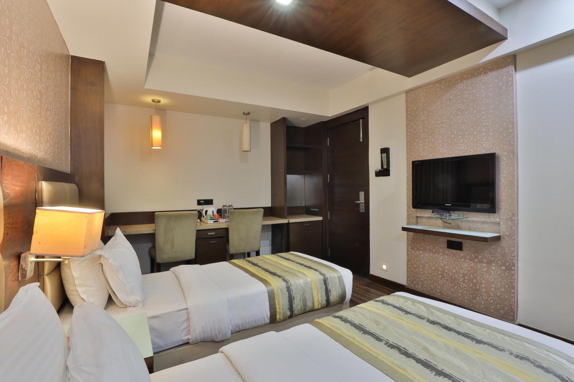 Krios Hotel - Near Sg Highway, 아흐메다바드 외부 사진