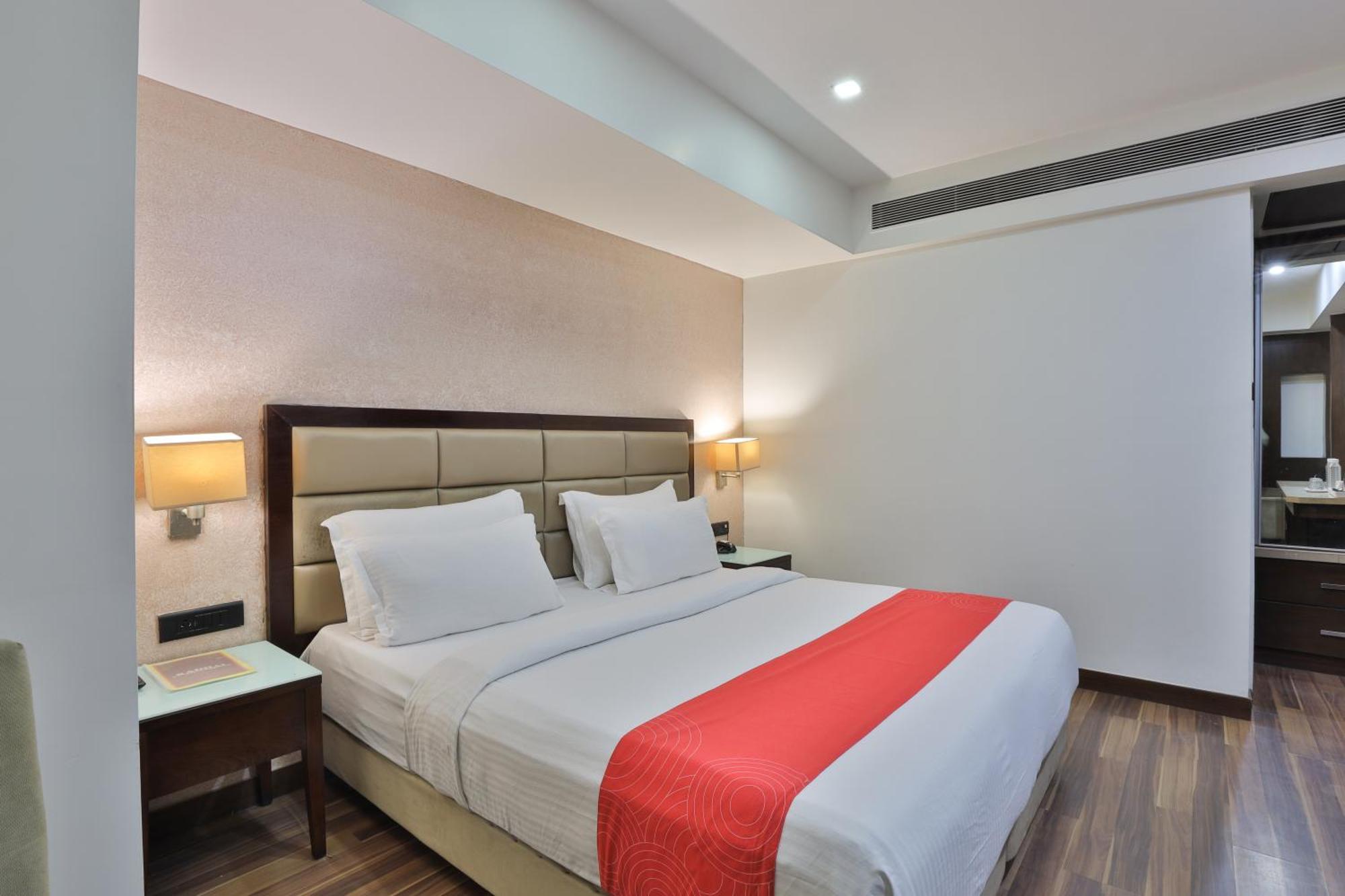 Krios Hotel - Near Sg Highway, 아흐메다바드 외부 사진