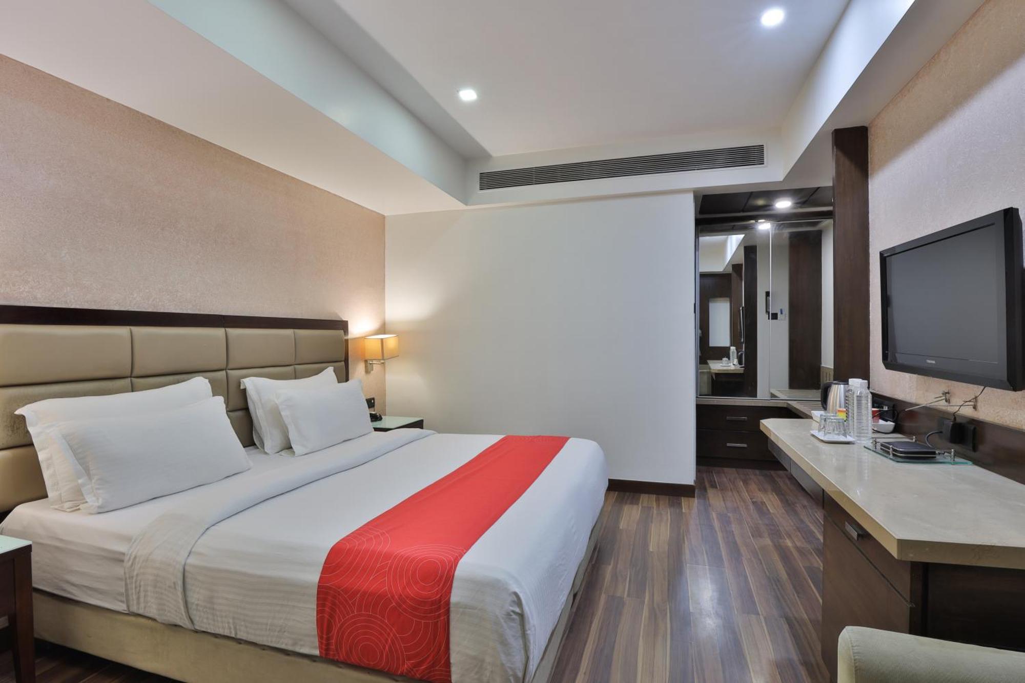 Krios Hotel - Near Sg Highway, 아흐메다바드 외부 사진