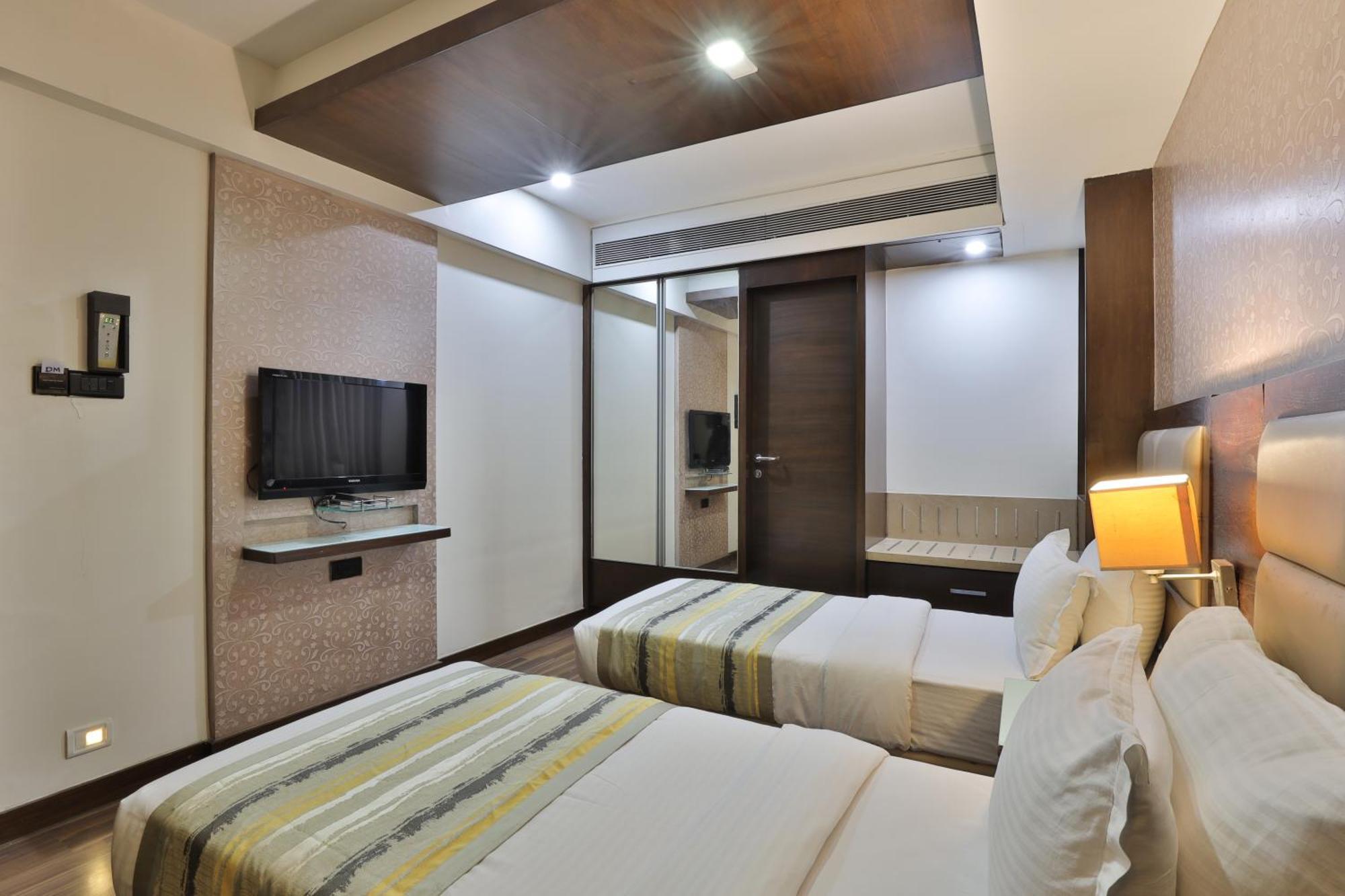 Krios Hotel - Near Sg Highway, 아흐메다바드 외부 사진