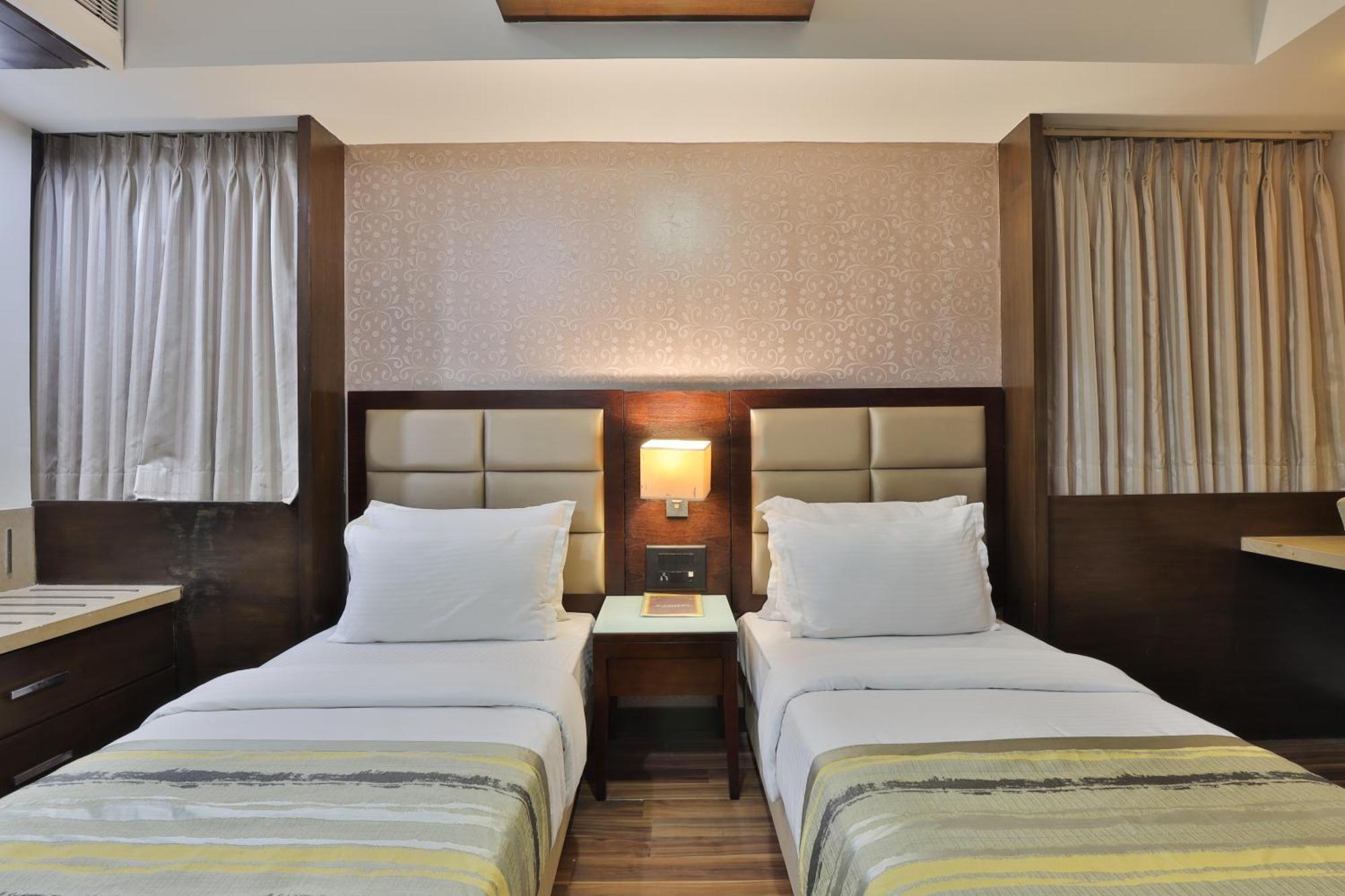 Krios Hotel - Near Sg Highway, 아흐메다바드 외부 사진