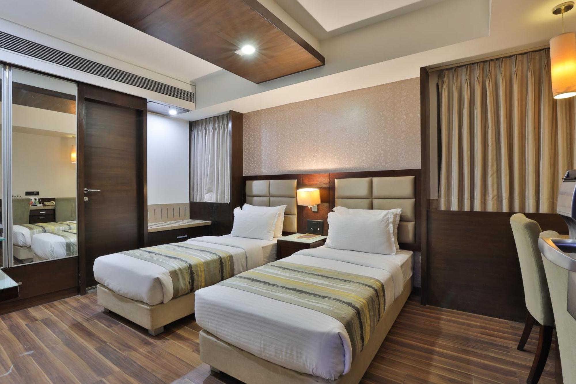 Krios Hotel - Near Sg Highway, 아흐메다바드 외부 사진
